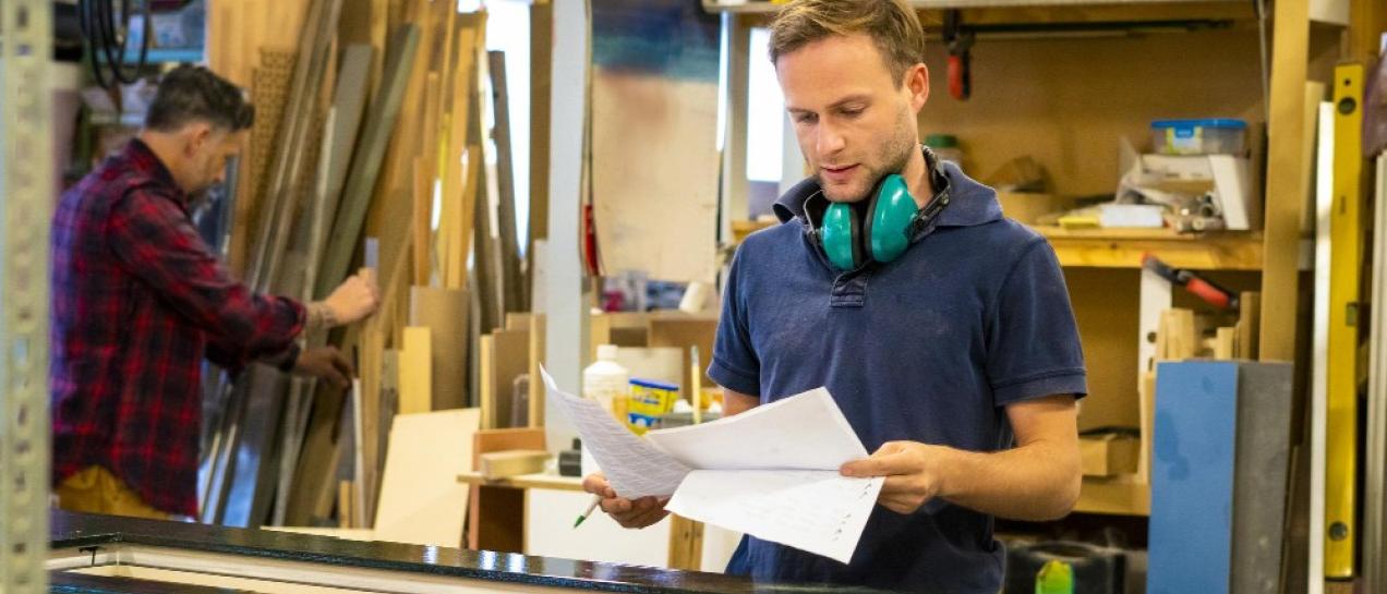 Bekijk het handige stappenplan bij een zieke werknemer en verlaag het verzuim