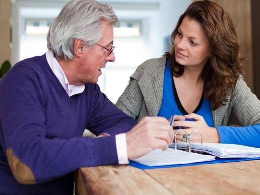 Man en vrouw praten over klacht 