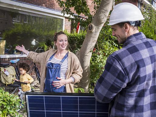 vrouw en zonnepaneel